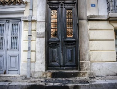 Επίθεση με γκαζάκια τα ξημερώματα στην επιχείρηση της Μαρέβας Μητσοτάκη στου Ψυρρή (φωτό, βίντεο)